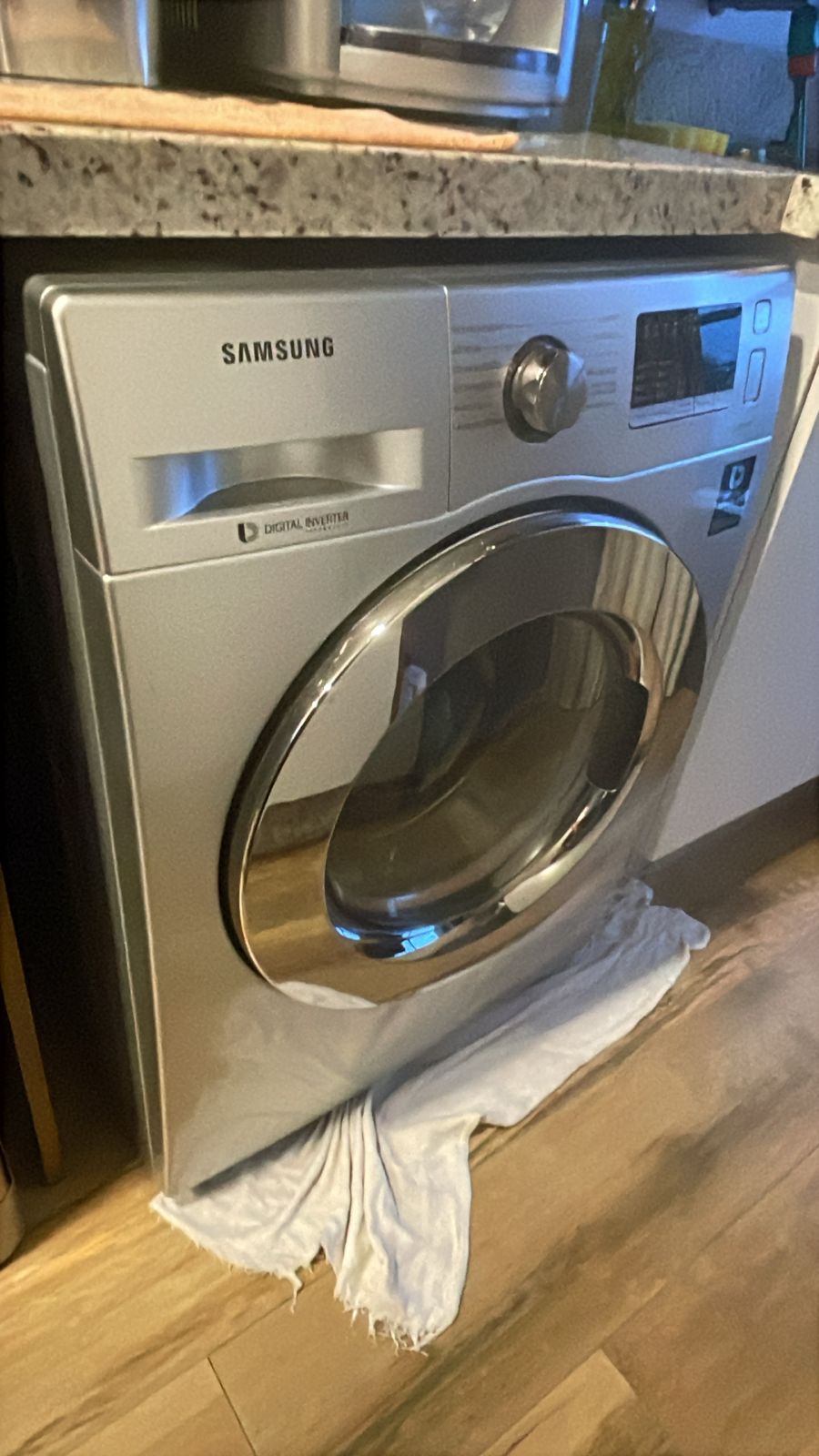 Lavadora Samsung Digital Inverter instalada em cozinha residencial