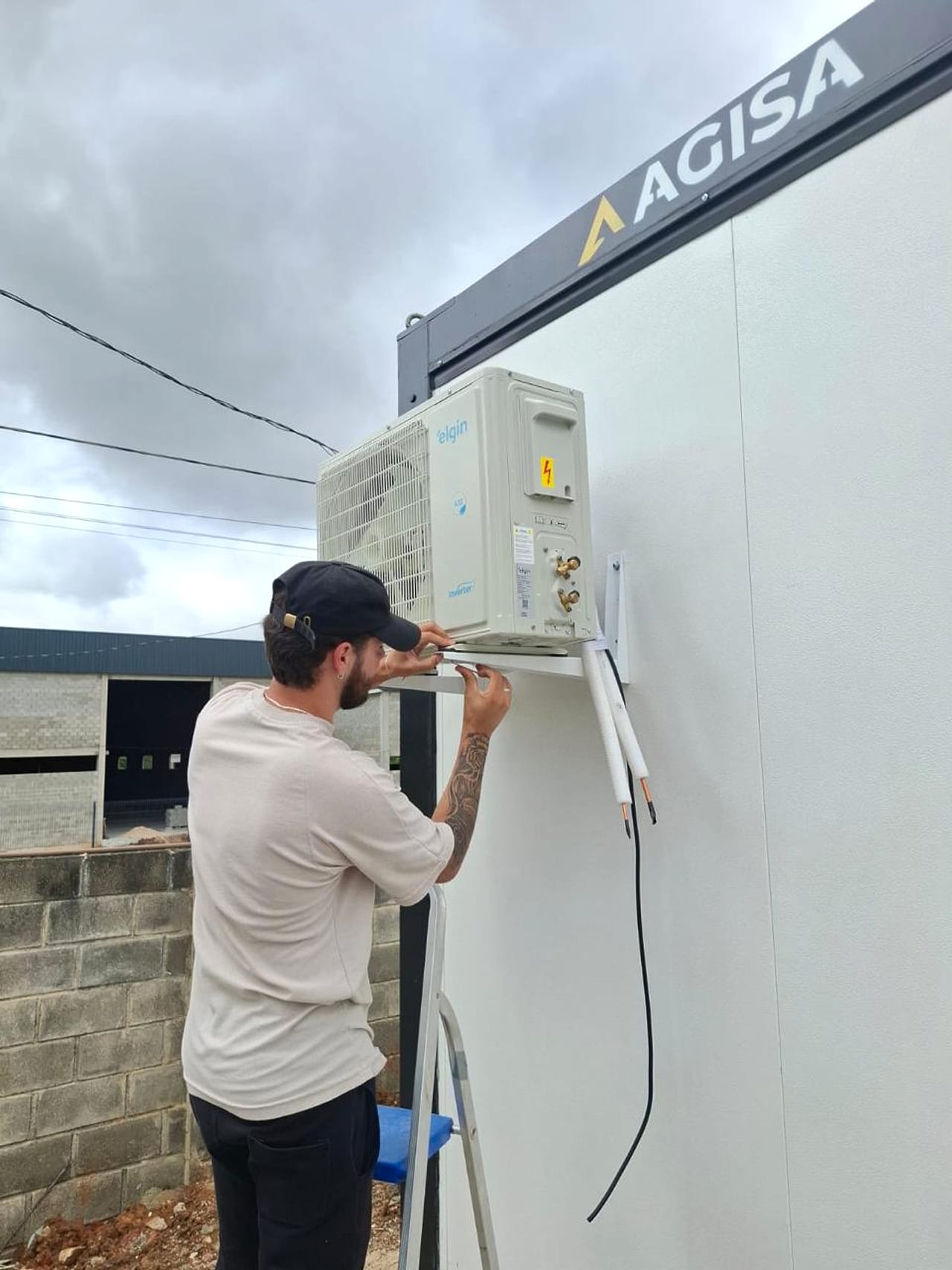 Bomba de vácuo profissional sobre ar-condicionado Elgin durante instalação